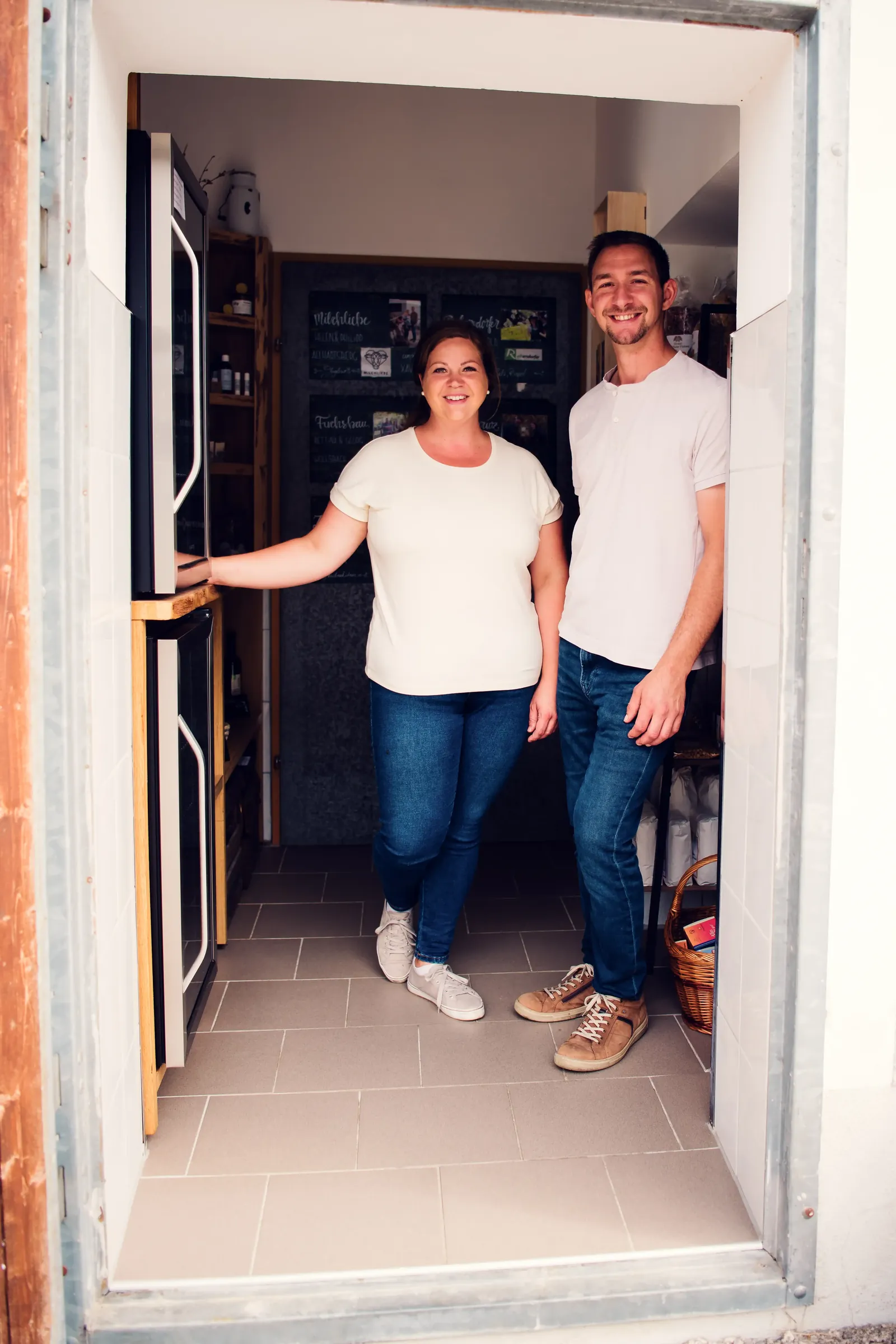 Helen und Philipp Brandstetter in der Tür des Hofladens