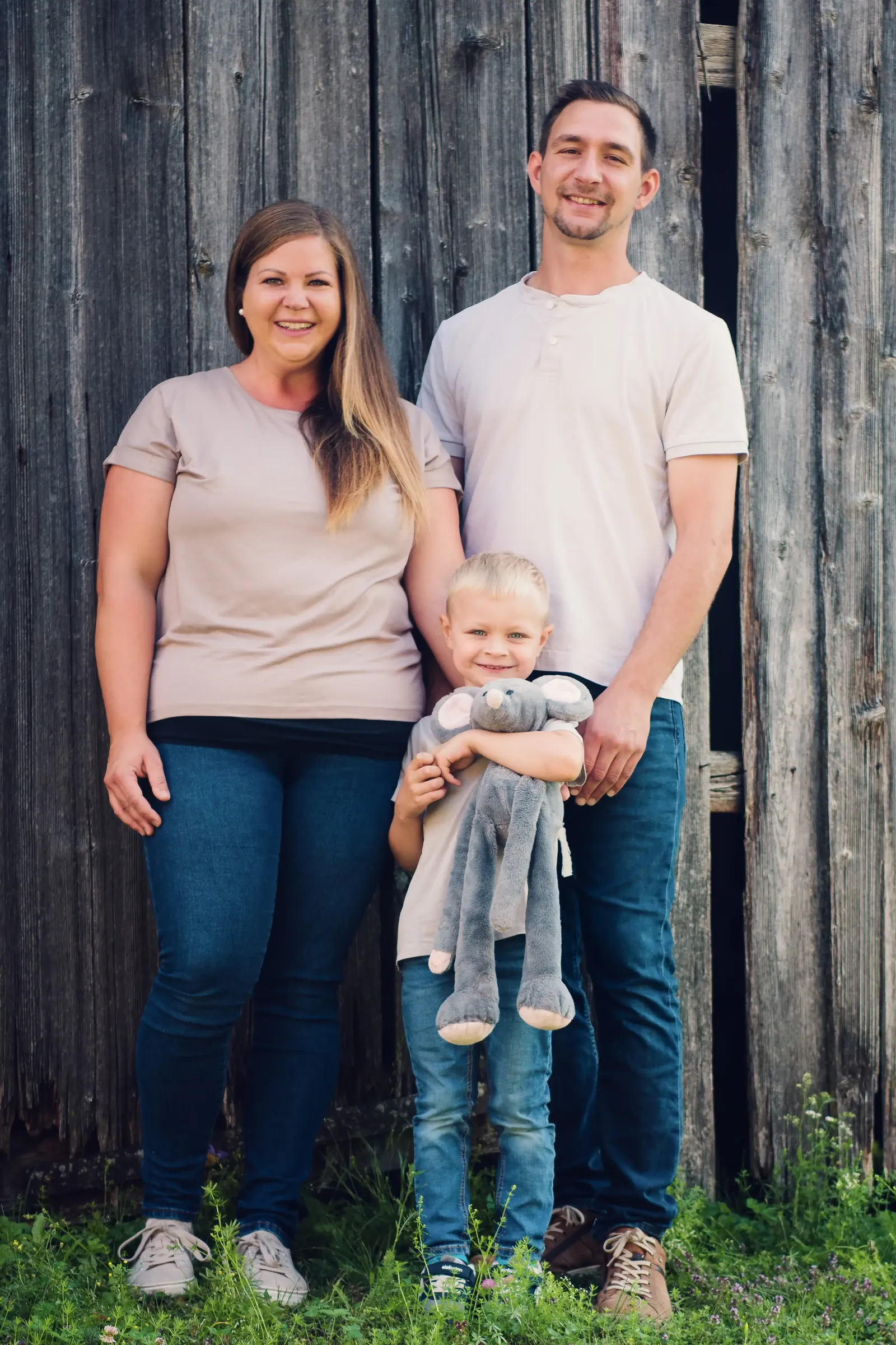 Familie Brandstetter vor der Holzwand der Scheune