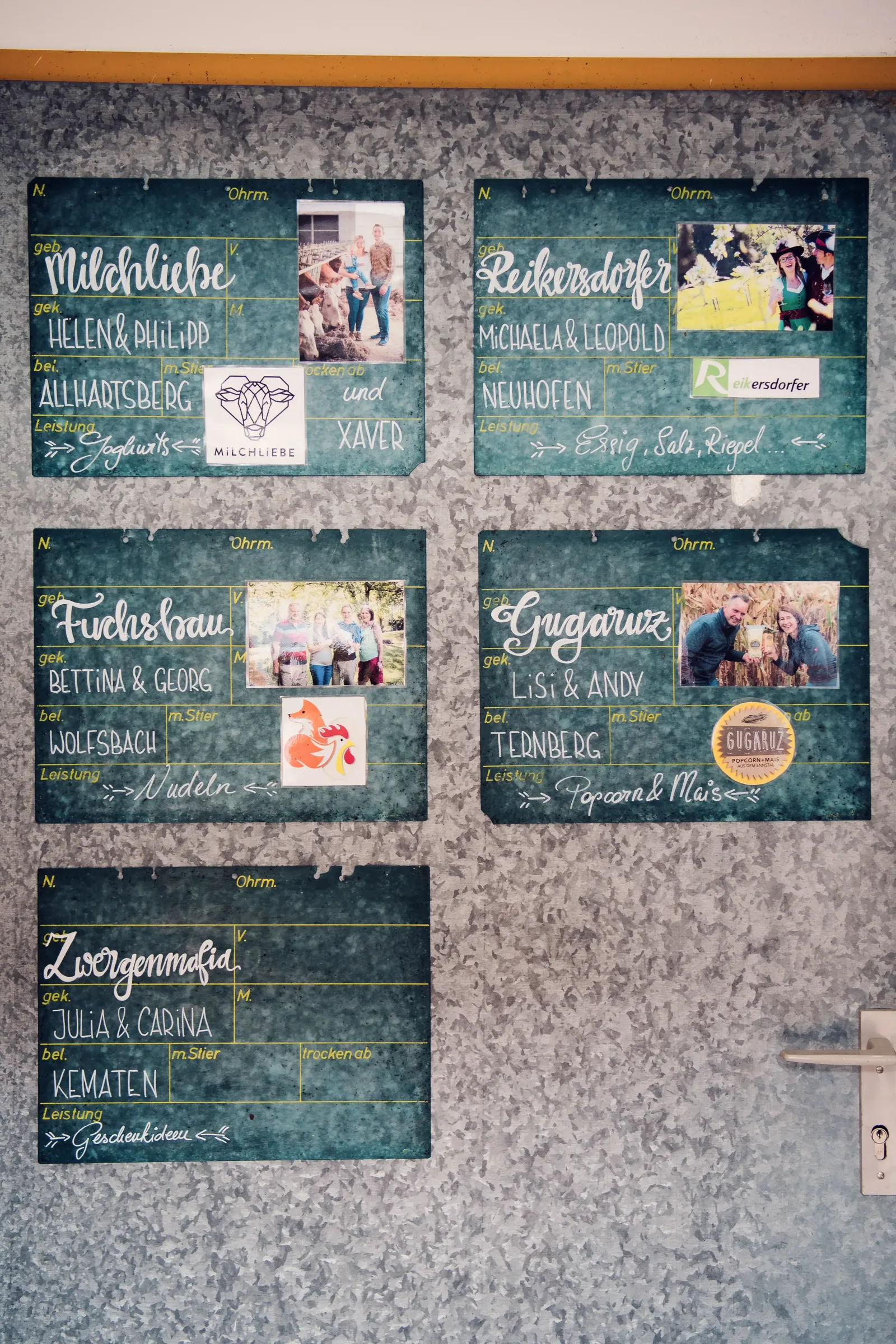 Tafeln der Lieferanten an der Wand des Hofladens