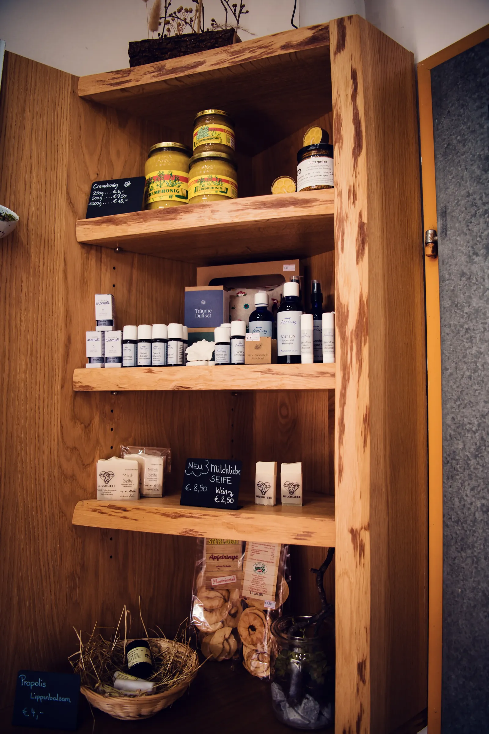 Holzregal mit Produkten aus der Region