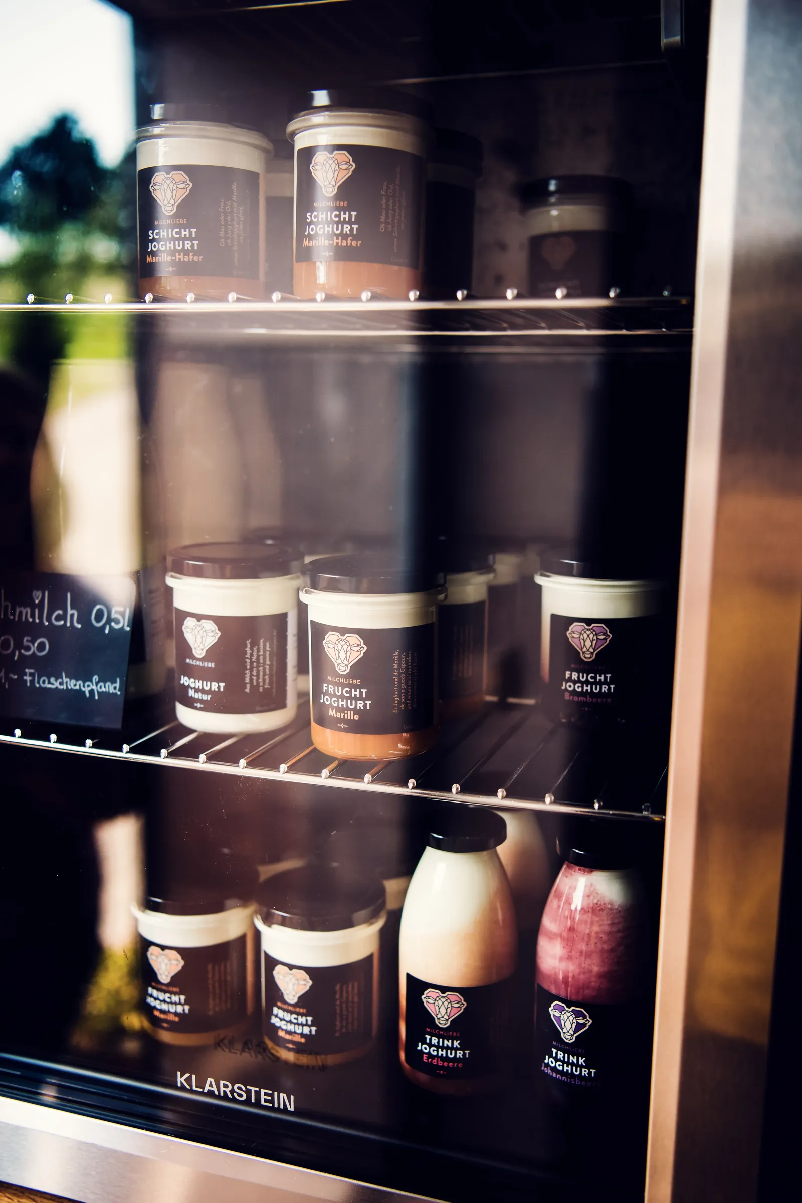 Kühlschrank im Hofladen mit Joghurt und Milch