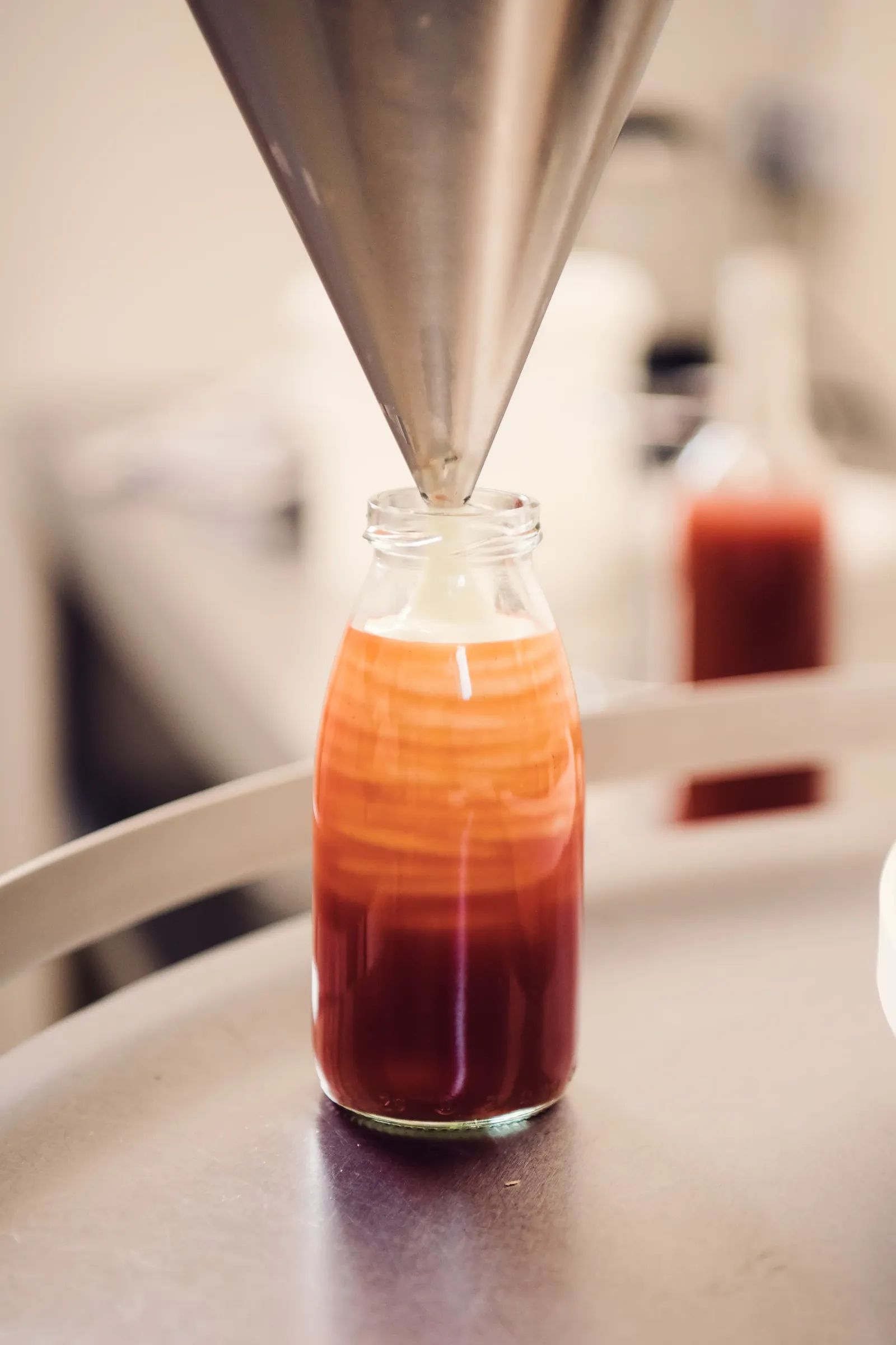 Fruchtsaft wird in eine Flasche gefüllt