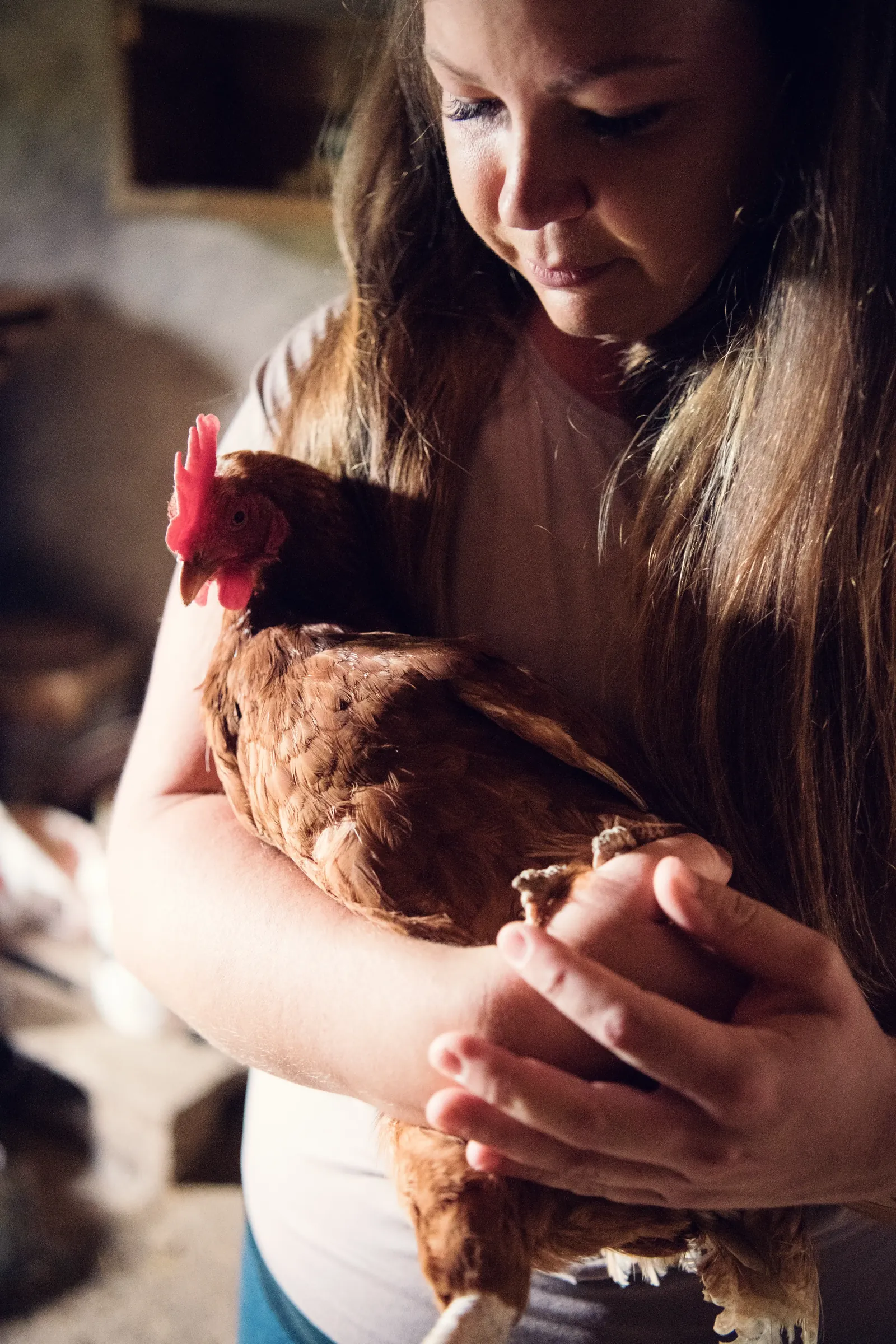Helen hält ein Huhn im Arm