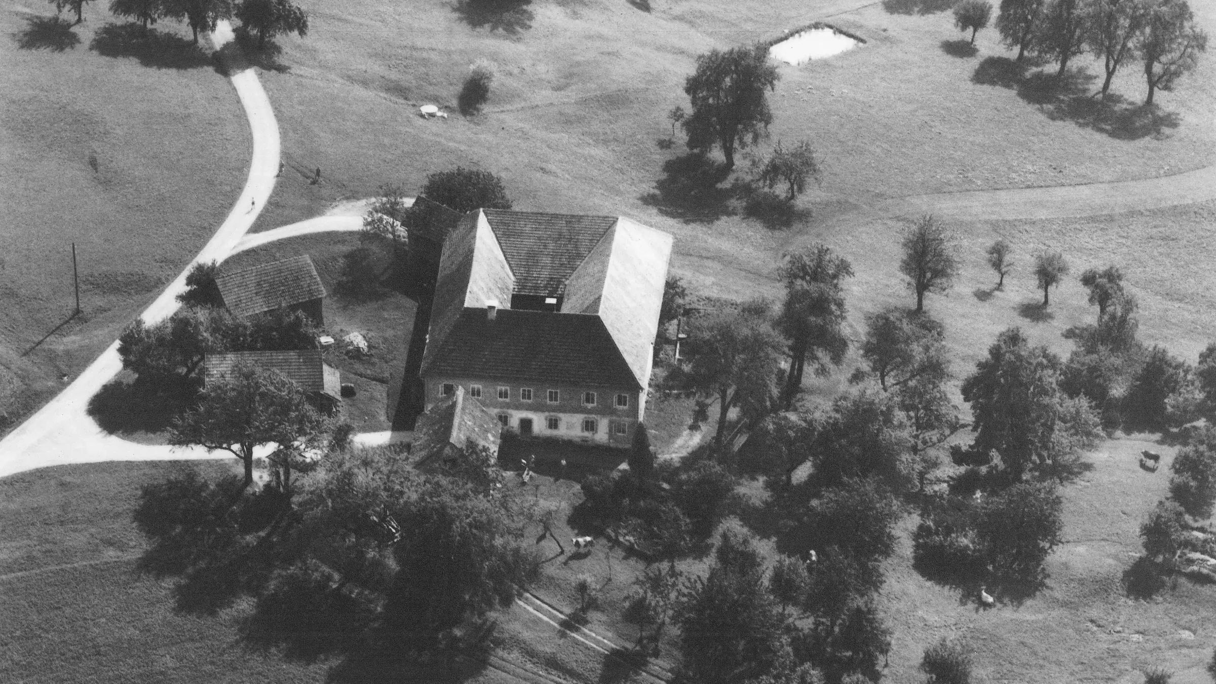 Der Wegbauernhof früher, Luftbild in Schwarz-Weiß